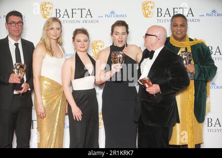 (Sinistra-destra) Richard Yee, Niamh Algar, mia Threapleton, Kate Winslet, Dominic Savage e Krish Majumdar con il premio per il singolo dramma, per i am Ruth al BAFTA Television Awards 2023 al Royal Festival Hall di Londra. Data immagine: Domenica 14 maggio 2023. Foto Stock