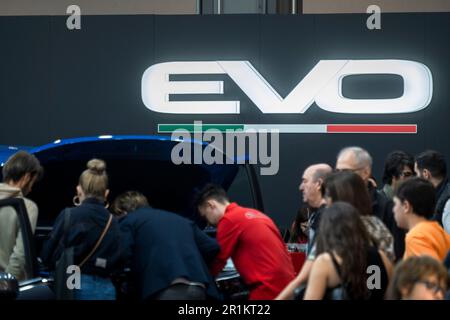 Barcellona, Spagna. 14th maggio, 2023. Il logo EVO è visibile alla fiera Automobile di Barcellona. La fiera Automobile Barcelona 2023 apre le sue porte dal 13 al 21 maggio presso la fiera di Montjüic. i marchi di auto 23 presenteranno le loro novità mettendo in evidenza l'auto elettrica come protagonista. (Foto di Paco Freire/SOPA Images/Sipa USA) Credit: Sipa USA/Alamy Live News Foto Stock