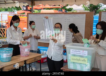 Bangkok, Thailandia. 14th maggio, 2023. I funzionari della stazione di scrutinio thailandesi contano i voti in un seggio di scrutinio a Wat Thong durante le elezioni generali in Thailandia a Bangkok. Credit: SOPA Images Limited/Alamy Live News Foto Stock