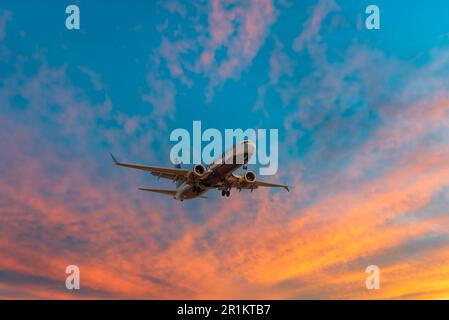 3-5-2023 Malaga.Boeing 737 aereo passeggeri della compagnia aerea Ryanair che atterra sotto un cielo drammatico. Foto Stock