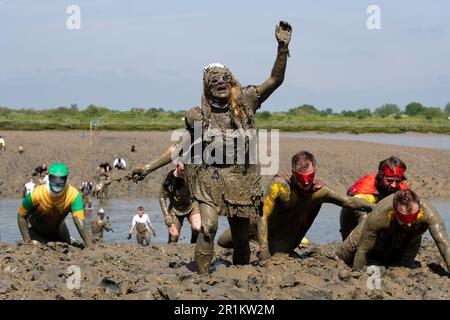 Maldon, Essex, Regno Unito. 14th maggio 2023. I concorrenti partecipano alla Maldon Mud Race, la gara di fango consiste in una corsa di 500 metri attraverso il fiume Blackwater e risale al 1973. Credit: Lucy North/Alamy Live News Foto Stock