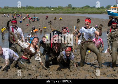 Maldon, Essex, Regno Unito. 14th maggio 2023. I concorrenti partecipano alla Maldon Mud Race, la gara di fango consiste in una corsa di 500 metri attraverso il fiume Blackwater e risale al 1973. Credit: Lucy North/Alamy Live News Foto Stock