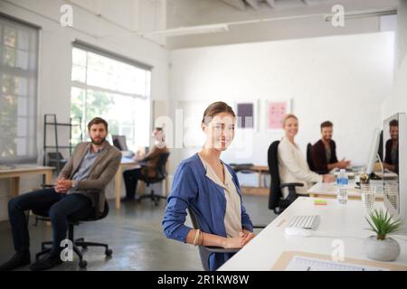 Team diversificato di prospettive creative. Ripresa grandangolare di professionisti creativi sorridenti alla fotocamera in un luminoso spazio aperto per l'ufficio. Foto Stock