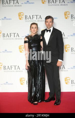 Harriet Dyer e Patrick Brammall, che hanno consegnato il premio internazionale, a Dahmer - Monster, al BAFTA Television Awards 2023 presso il Royal Festival Hall di Londra. Data immagine: Domenica 14 maggio 2023. Foto Stock