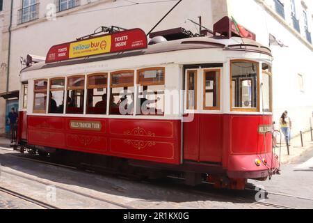 Un tram storico premium di Lisbona n. 12, il percorso del tour in tram delle colline sale su una collina nella capitale portoghese, aprile 2023. Foto Stock