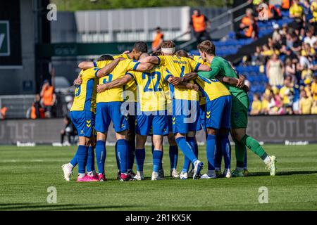 Broendby, Danimarca. 14th maggio, 2023. I giocatori di Broendby IF si uniscono in un huddle durante la partita Superliga del 3F tra Broendby IF e il FC Copenhagen allo stadio Brondby. (Photo Credit: Gonzales Photo/Alamy Live News Foto Stock