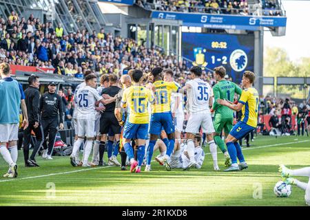 Broendby, Danimarca. 14th maggio, 2023. Scontri tra i giocatori delle due squadre durante la Superliga match 3F tra Broendby IF e FC Copenhagen al Brondby Stadium. (Photo Credit: Gonzales Photo/Alamy Live News Foto Stock