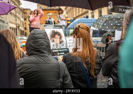 Roma, Italia. 13th maggio, 2023. Un protesico tiene un cartello con una foto di una presunta vittima del vaccino anti-covid19. Edizione romana in Piazza Santi Apostoli dell'evento 'Effetti Avversi' (effetti avversi) per sensibilizzare l'opinione pubblica sui presunti decessi dovuti agli effetti collaterali del vaccino anti-covid19, ai presunti casi di malpratica medica e/o effetti di covid19 non trattati nel modo giusto. In molte piazze si sono unite associazioni vicine all'area sovrana, negativa e novassale. Credit: SOPA Images Limited/Alamy Live News Foto Stock