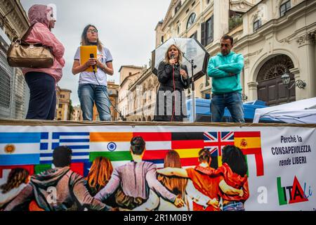 Roma, Italia. 13th maggio, 2023. Una donna racconta una storia della morte di sua figlia durante la protesta. Edizione romana in Piazza Santi Apostoli dell'evento 'Effetti Avversi' (effetti avversi) per sensibilizzare l'opinione pubblica sui presunti decessi dovuti agli effetti collaterali del vaccino anti-covid19, ai presunti casi di malpratica medica e/o effetti di covid19 non trattati nel modo giusto. In molte piazze si sono unite associazioni vicine all'area sovrana, negativa e novassale. (Foto di Marcello Valeri/SOPA Images/Sipa USA) Credit: Sipa USA/Alamy Live News Foto Stock