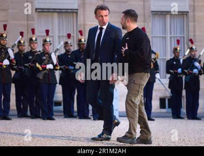 Parigi, Francia. 14th maggio, 2023. Il presidente ucraino Volodymyr Zelensky (R) stringe le mani con il presidente francese Emmanuel Macron al Palazzo Elysee di Parigi, domenica 14 maggio 2023. Estendendo un tour europeo a più fermate, Zelensky ha fatto una visita a sorpresa alla capitale francese. Foto di Eco Clement/UPI Credit: UPI/Alamy Live News Foto Stock