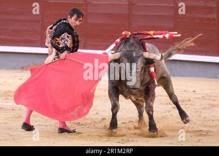 Madrid, Spagna. 15th maggio, 2023. Il batterista Gomez del Pilar ha visto durante la terza corrida della fiera di San Isidro nell'arena di Las Ventas a Madrid. La fiera annuale di San Isidro celebra il santo patrono di Madrid. Il festival ospita parate e una varietà di eventi. Segna anche l'inizio della stagione della corrida a Madrid. Credit: SOPA Images Limited/Alamy Live News Foto Stock