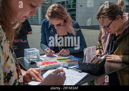 Spuiplein, l'Aia, Paesi Bassi. Sabato 13th maggio, 2023. L'ultimo giorno della mostra di cellule #FreeNavalny a l'Aia. Ex-pat russi nel Hag Foto Stock