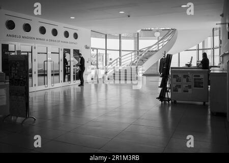 Immagine interna in bianco e nero del foyer e della scala a chiocciola del Padiglione De la Warr nel Sussex orientale. Le immagini mostrano la chiusura del personale per la giornata Foto Stock