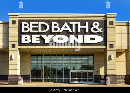 Ottawa, Canada - 14 maggio 2023: Segno chiuso sul Bed Bath & Beyond negozio su Strandherd Dr. La società ha recentemente depositato per il capitolo 11 fallimento protectio Foto Stock