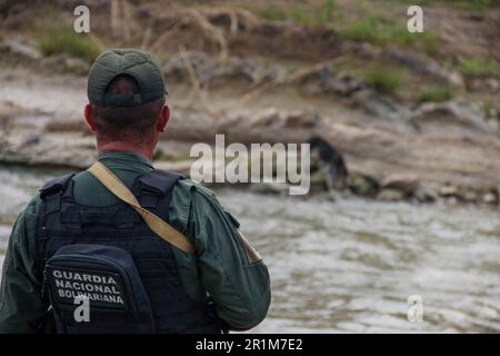 Il personale militare appartenente alle forze armate nazionali bolivaresi (FANB) pattuglia nei pressi del fiume T·chira, il confine naturale tra Venezuela e Colombia, durante le operazioni militari per la difesa e la protezione del valico di frontiera. Secondo fonti ufficiali si è verificato un dispiegamento di oltre 1.300 soldati e poliziotti appartenenti alle diverse componenti delle forze armate venezuelane, attraverso un'operazione il cui obiettivo principale è controllare le strade illegali note come 'Trochas' per attraversare il confine e, in questo modo, Ridurre la criminalità nella zona confinante con la Colombia. Foto Stock