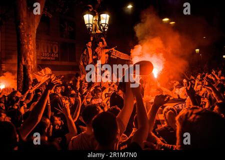 Barcellona, Spagna. 14th maggio, 2023. Gli appassionati del FC Barcelona ballano sotto i riflessi rossi davanti alla fontana Canaletes che celebra la 27th. Credit: Matthias Oesterle/Alamy Live News Foto Stock