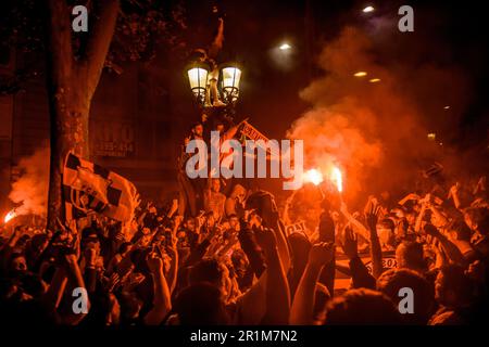 Barcellona, Spagna. 14th maggio, 2023. Gli appassionati del FC Barcelona ballano sotto i riflessi rossi davanti alla fontana Canaletes che celebra la 27th. Credit: Matthias Oesterle/Alamy Live News Foto Stock