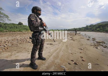 13 maggio 2023, UreÃ±a, Venezuela: Personale militare appartenente alle forze Armate nazionali Bolivariane (FANB) pattugliamento vicino al fiume TÂ·chira, il confine naturale tra Venezuela e Colombia, durante operazioni militari per la difesa e la protezione del valico di frontiera. Secondo fonti ufficiali si è verificato un dispiegamento di oltre 1.300 soldati e poliziotti appartenenti alle diverse componenti delle forze armate venezuelane, attraverso un'operazione il cui obiettivo principale è controllare le strade illegali note come ''Trochas'' per attraversare la frontiera e, in questo modo, ridurre la criminalità in a. Foto Stock