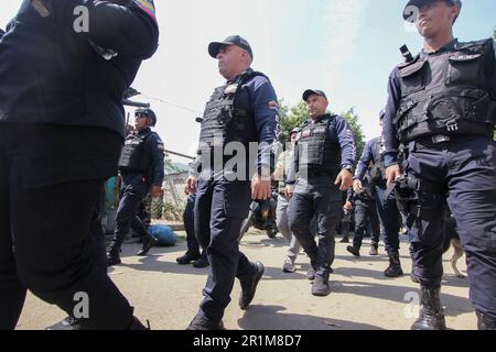 13 maggio 2023, UreÃ±a, Venezuela: Il personale militare appartenente alle forze armate nazionali bolivariane (FANB) si riunisce vicino al fiume TÂ·chira, il confine naturale tra Venezuela e Colombia, durante operazioni militari per difendere e proteggere il valico di frontiera. Secondo fonti ufficiali si è verificato un dispiegamento di oltre 1.300 soldati e poliziotti appartenenti alle diverse componenti delle forze armate venezuelane, attraverso un'operazione il cui obiettivo principale è controllare le strade illegali note come ''Trochas'' per attraversare la frontiera e, in questo modo, ridurre la criminalità nella zona di confine Foto Stock