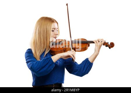 Bella ragazza bionda che suona violino. Violinista femminile isolato su sfondo bianco. Foto Stock