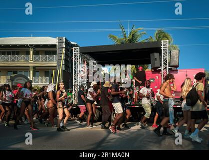 Grand Cayman, Isole Cayman, maggio 2023, vista dei goers carnevale sfilare durante il carnevale Foto Stock