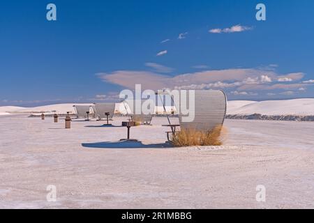 Si ripetono i rifugi per picnic nelle White Sands nel White Sands National Park nel New Mexico Foto Stock