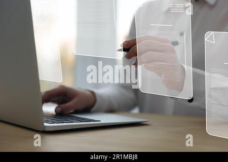 Concetto di firma elettronica. Donna che lavora su un computer portatile al tavolo al chiuso, in primo piano Foto Stock