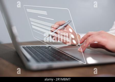 Concetto di firma elettronica. Donna che lavora su un computer portatile al tavolo al chiuso, in primo piano Foto Stock