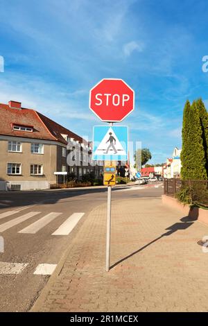 Posta con diverse indicazioni stradali sulla strada cittadina Foto Stock