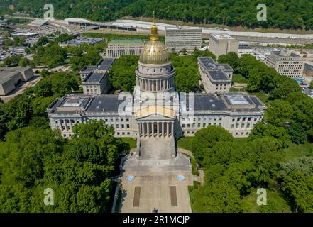 Charleston, West Virginia, Stati Uniti. 11th maggio, 2023. Veduta aerea del Campidoglio dello Stato della Virginia Occidentale, sede del governo dello Stato degli Stati Uniti della Virginia Occidentale, e ospita la Legislatura della Virginia Occidentale e l'ufficio del Governatore della Virginia Occidentale. (Credit Image: © Walter G. Arce Sr./ZUMA Press Wire) SOLO PER USO EDITORIALE! Non per USO commerciale! Foto Stock