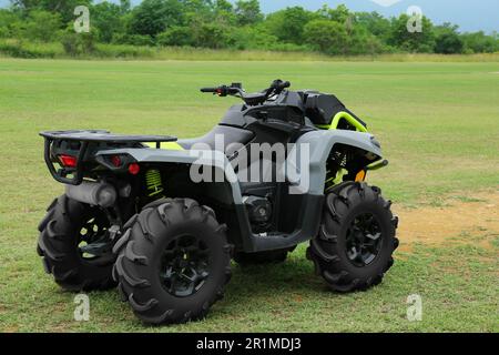 Quad moderno su erba verde all'aperto Foto Stock