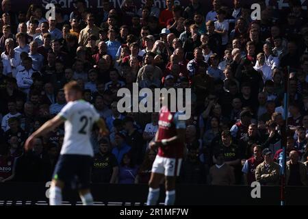 Birmingham, Regno Unito. 13th maggio, 2023. I fan di Aston Villa guardano su. Partita della Premier League, Aston Villa contro Tottenham Hotspur al Villa Park di Birmingham sabato 13th maggio 2023. Questa immagine può essere utilizzata solo per scopi editoriali. Solo per uso editoriale, foto di Andrew Orchard/Andrew Orchard sports photography/Alamy Live news Credit: Andrew Orchard sports photography/Alamy Live News Foto Stock