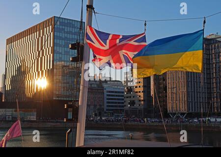 Due bandiere di Union Jack e ucraino all'Albert Dock, concorso di canzoni Eurovision, centro città Liverpool, Merseyside, Inghilterra, REGNO UNITO, L3 Foto Stock