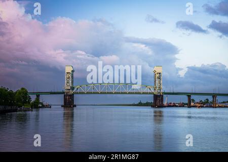 Wilmington, North Carolina, USA con Cape Fear Memorial Bridge all'alba. Foto Stock