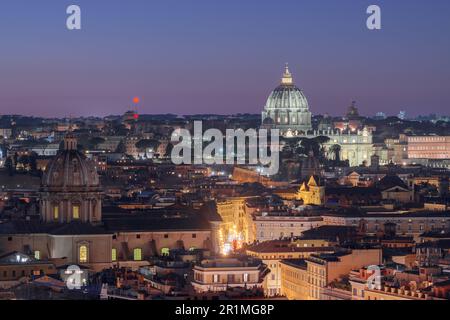 Roma, Italia paesaggio urbano dall'alto di notte. Foto Stock