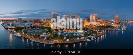 Norfolk, Virginia, USA skyline del centro città da sopra il fiume Elizabeth al crepuscolo. Foto Stock