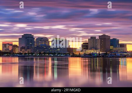 Norfolk, Virginia, USA skyline del centro città con drammatiche nuvole mattutine sul fiume Elizabeth. Foto Stock