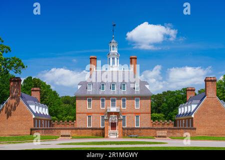 WILLIAMSBURG, VA, USA - 8 MAGGIO 2023: Il Palazzo del Governatore. La ricostruzione mostra la residenza ufficiale dei governatori della Colonia della Virginia Foto Stock