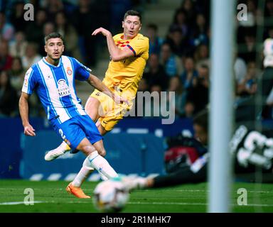 Cornella, Spagna. 14th maggio, 2023. Robert Lewandowski (R) di Barcellona spara durante la partita di calcio spagnola la Liga tra il FC Barcelona e il RCD Espanyol a Cornella, Spagna, 14 maggio 2023. Credit: Joan Gosa/Xinhua/Alamy Live News Foto Stock