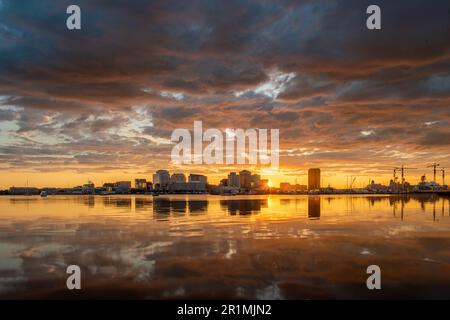 Norfolk, Virginia, USA sulla baia di Chesapeake all'alba. Foto Stock