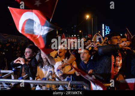 (230515) -- ANKARA, 15 maggio 2023 (Xinhua) -- sostenitori del principale partito popolare repubblicano dell'opposizione (CHP) grida slogan al di fuori della sede centrale della CHP ad Ankara, T¨¹rkiye, 14 maggio 2023. T¨¹rkiye si stava dirigendo verso un probabile ballottaggio delle elezioni presidenziali, poiché il conteggio dei voti domenicali non ha mostrato nessuno dei candidati al di sopra della soglia del 50 per cento dei voti per vincere a titolo definitivo, secondo i risultati preliminari forniti dall'Agenzia semi-ufficiale Anadolu all'inizio di lunedì. I primi risultati di Anadolu hanno dimostrato che il presidente turco in carica Recep Tayyip Erdogan ha un fronte confortevole rispetto all’opposizione r Foto Stock