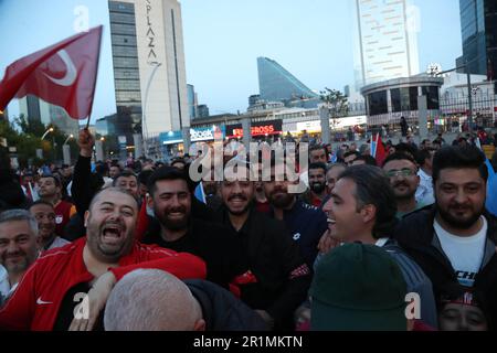 (230515) -- ANKARA, 15 maggio 2023 (Xinhua) -- i sostenitori del Partito per la Giustizia e lo sviluppo (AKP) del presidente turco Recep Tayyip Erdogan si riuniscono presso la sede del partito ad Ankara, T¨¹rkiye, 14 maggio 2023. T¨¹rkiye si stava dirigendo verso un probabile ballottaggio delle elezioni presidenziali, poiché il conteggio dei voti domenicali non ha mostrato nessuno dei candidati al di sopra della soglia del 50 per cento dei voti per vincere a titolo definitivo, secondo i risultati preliminari forniti dall'Agenzia semi-ufficiale Anadolu all'inizio di lunedì. I primi risultati di Anadolu hanno dimostrato che il presidente turco in carica Recep Tayyip Erdogan ha un vantaggio competitivo rispetto al precedente Foto Stock