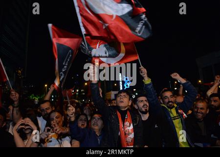 (230515) -- ANKARA, 15 maggio 2023 (Xinhua) -- sostenitori del principale partito popolare repubblicano dell'opposizione (CHP) grida slogan al di fuori della sede centrale della CHP ad Ankara, T¨¹rkiye, 14 maggio 2023. T¨¹rkiye si stava dirigendo verso un probabile ballottaggio delle elezioni presidenziali, poiché il conteggio dei voti domenicali non ha mostrato nessuno dei candidati al di sopra della soglia del 50 per cento dei voti per vincere a titolo definitivo, secondo i risultati preliminari forniti dall'Agenzia semi-ufficiale Anadolu all'inizio di lunedì. I primi risultati di Anadolu hanno dimostrato che il presidente turco in carica Recep Tayyip Erdogan ha un fronte confortevole rispetto all’opposizione r Foto Stock