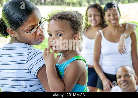 Florida Hollywood Topeekeegee Yugnee Park, famiglia genitori genitori figli, madre padre donna uomo femmina maschio femmina, Nero africano africano Foto Stock