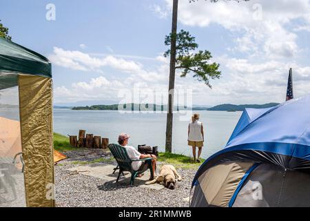 Sevierville Tennessee, Smoky Mountains, TVA Douglas Lake offrono varie attività tra cui nuoto, esercizio, salute, medico, fitness, allenamento, sport acquatici Foto Stock