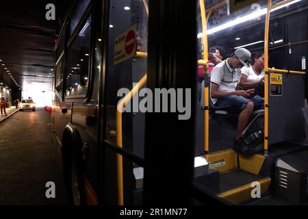 New York, Stati Uniti. 14th maggio, 2023. I richiedenti asilo vengono trasferiti tramite autobus urbano dal terminal degli autobus di Port Authority a un impianto di alloggio il 14 maggio 2023 a New York City, USA. Dopo essere arrivati dal confine tra Texas e Messico e dopo essere stati processati dai funzionari di New York City, i migranti vengono inviati a varie strutture abitative nei quartieri di New York. Nei prossimi giorni il Roosevelt Hotel fornirà inizialmente un numero limitato di posti letto e successivamente funterà da centro di accoglienza e supporto per i migranti. (Foto di John Lamparski/Sipa USA) Credit: Sipa USA/Alamy Live News Foto Stock