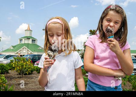Sevierville Tennessee, Tanger Outlet Mall, ragazza ragazze bambini figli sorelle fratelli mangiare gelato, Foto Stock