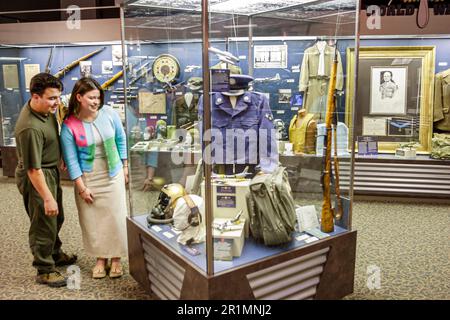 Sevierville Tennessee,Museo dell'Aviazione,collezione mostra storia,uomo donna coppia femminile visitatori guardare, Foto Stock