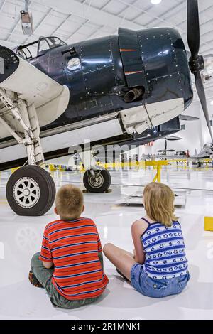 Sevierville Tennessee, Museo dell'Aviazione, mostra di storia collezione mostra, visitatori guardare cercando fratelli ragazza ragazzo Foto Stock