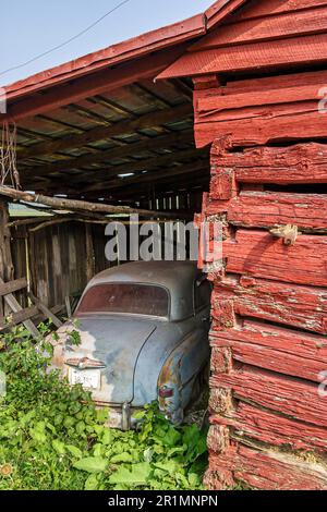 Sevierville Tennessee, rosso fienile rurale stile di vita rustico paese, antica auto Foto Stock